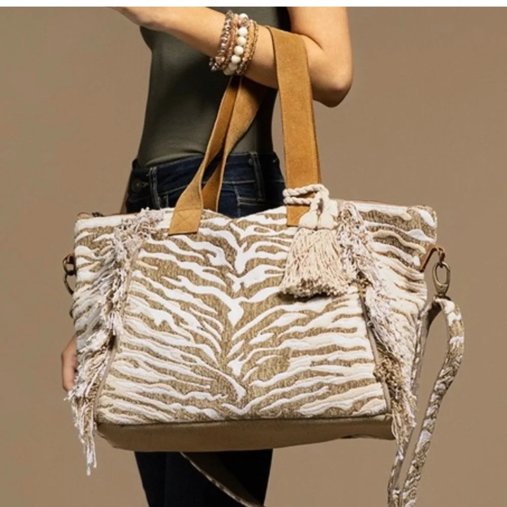 NWOT Beautiful HANDMADE Ruggine Tiger Motif Boho Bag - Picture 2 of 13